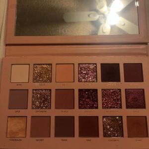 HUDA BEAUTY The New Nude Eyeshadow Palette